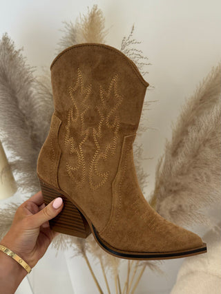 DIXIE Cowboy Mini Suede Heeled Boots In Camel