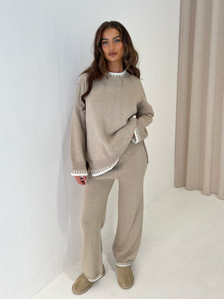 PRE-ORDER SHIPS 02.12. WILLOW Knitted Contrast Jumper And Trouser Set In Latte