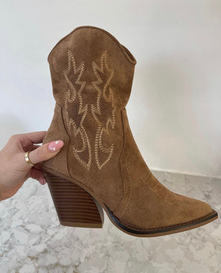 DIXIE Cowboy Mini Suede Heeled Boots In Camel